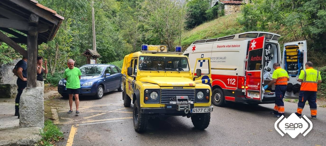 Los bomberos rescatan a una senderista tras lesionase en Caso