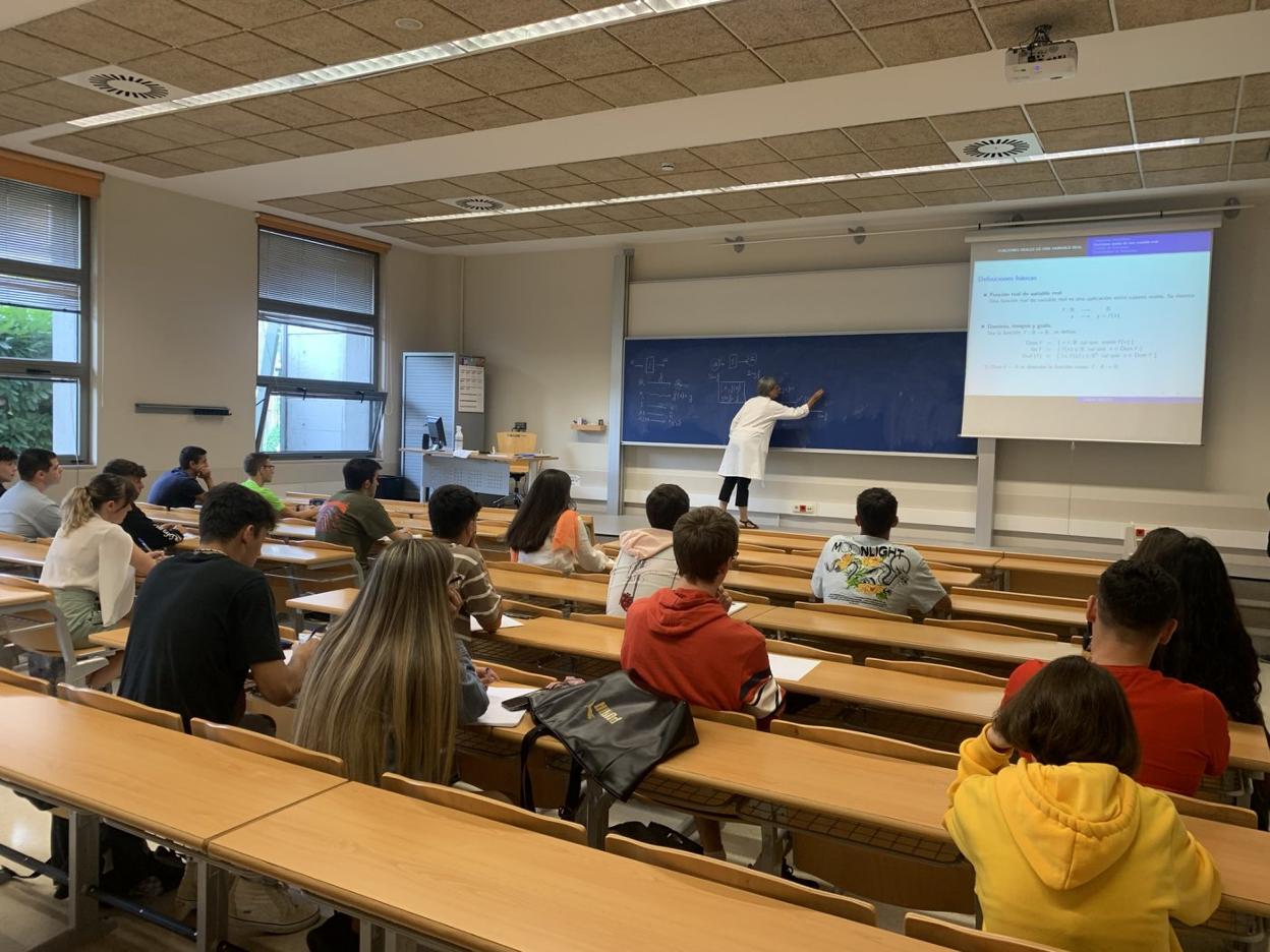 Alumnos de primer curso en el campus de Mieres, ayer. 