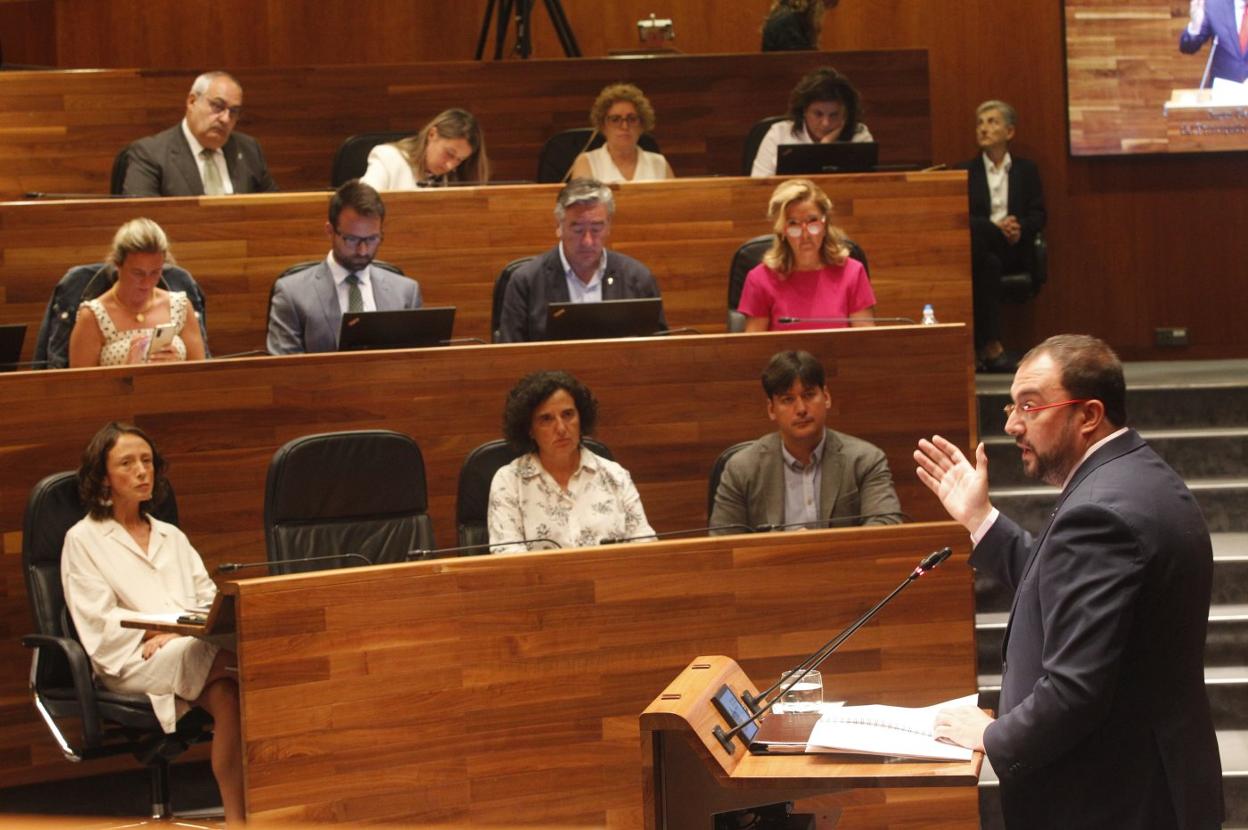 Los diputados de la bancada popular escuchan a Barbón. 