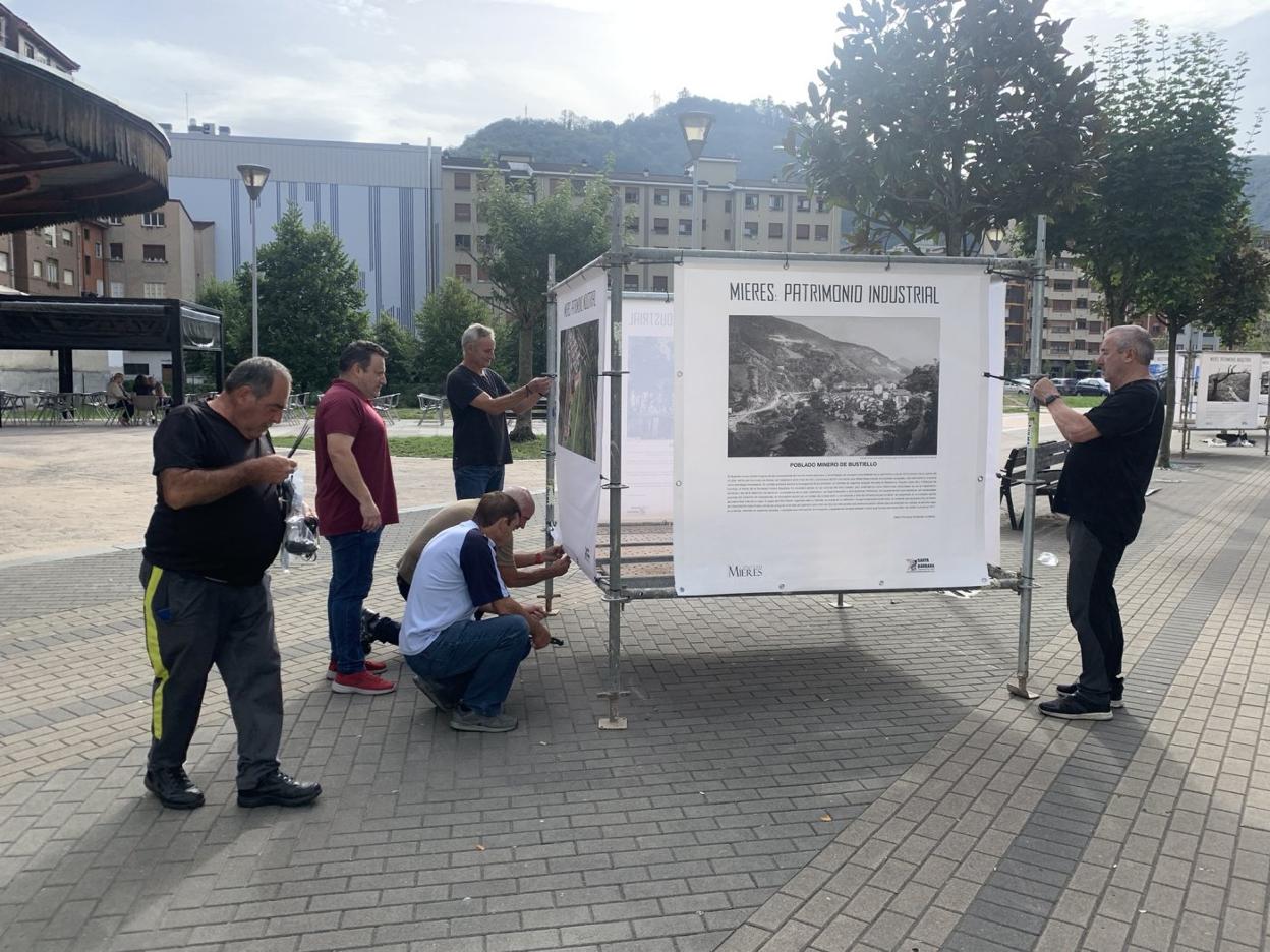 Instalación de la muestra fotográfica en Mieres, dentro de las Jornadas de Historia y Patrimonio. 