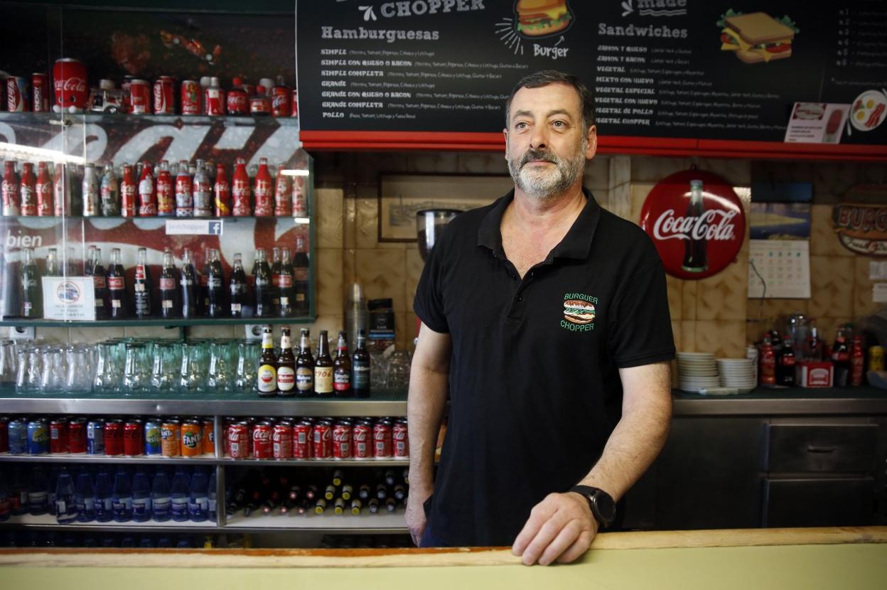 Francisco Javier Álvarez Sánchez, tras la barra de su establecimiento. 