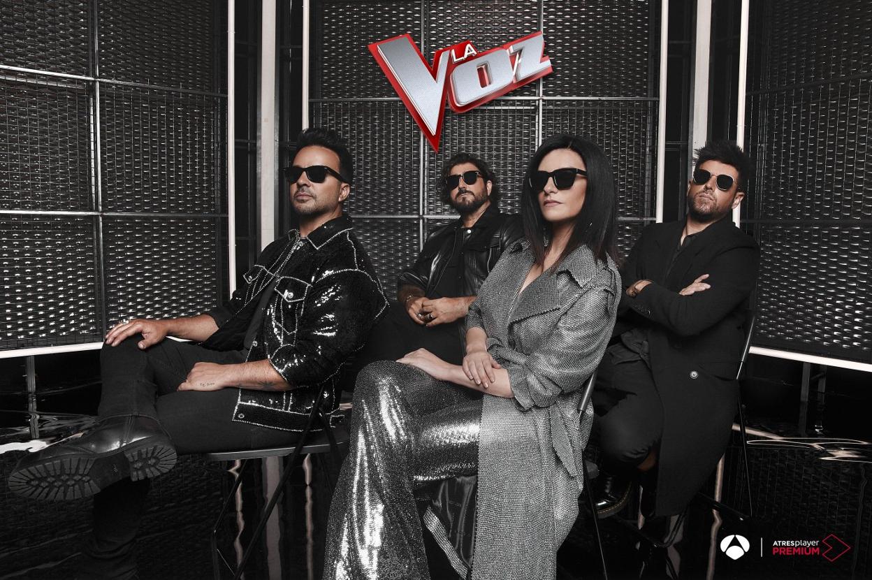 Laura Pausini junto a Luis Fonsi, a la izquierda, Antonio Orozco, al fondo, y Pablo López, 'coaches' de la nueva edición de 'La Voz'. 