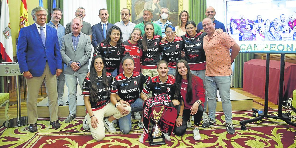 La plantilla del Telecable, con los representantes municipales, en la sede consistorial. 