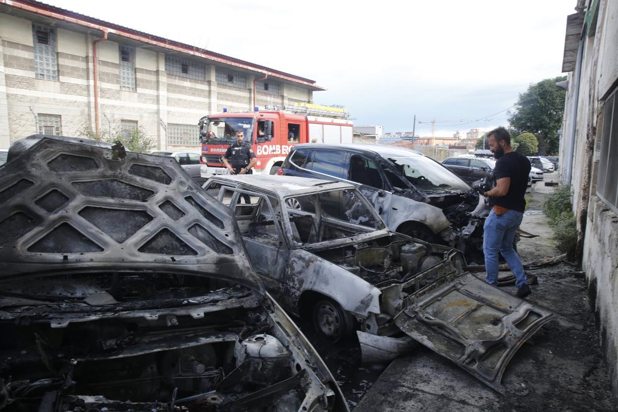La Polícia inspecciona los coches quemados en El Natahoyo. 