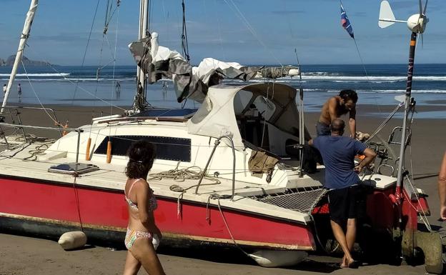 Valentín Rechard, esta mañana a bordo de su embarcación varada en Salinas. 