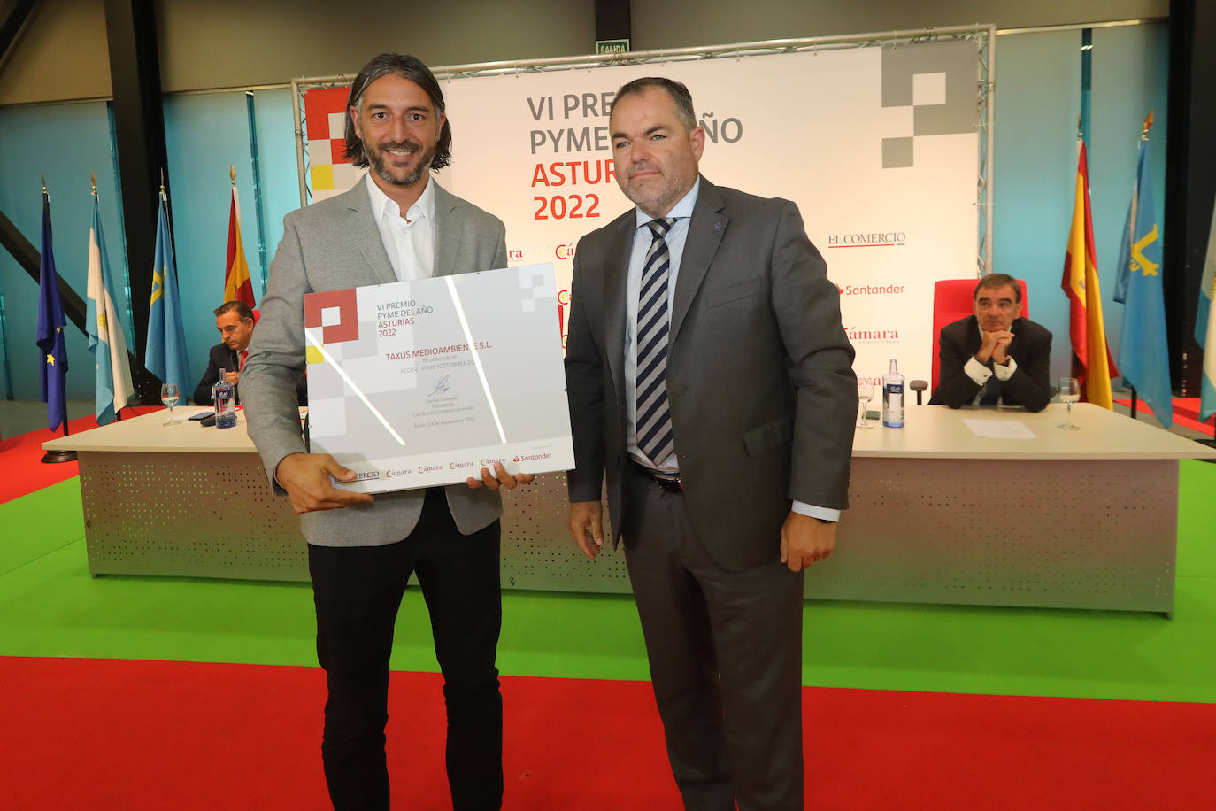 Javier Granero, de Taxus, con su accésit, junto a Carlos Paniceres. 