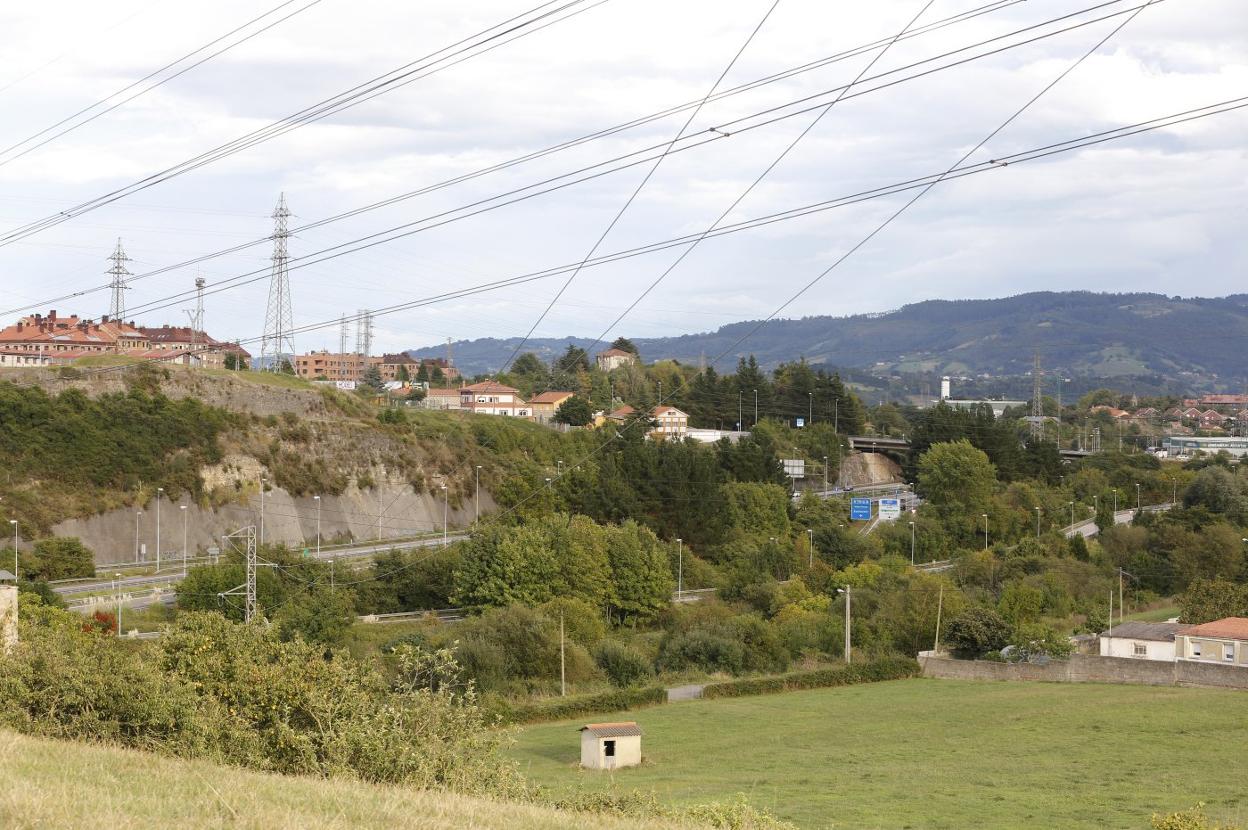 Ramal a Tremañes desde la A-8 en el que se produjo el accidente del motorista tras chocar contra un jabalí. 