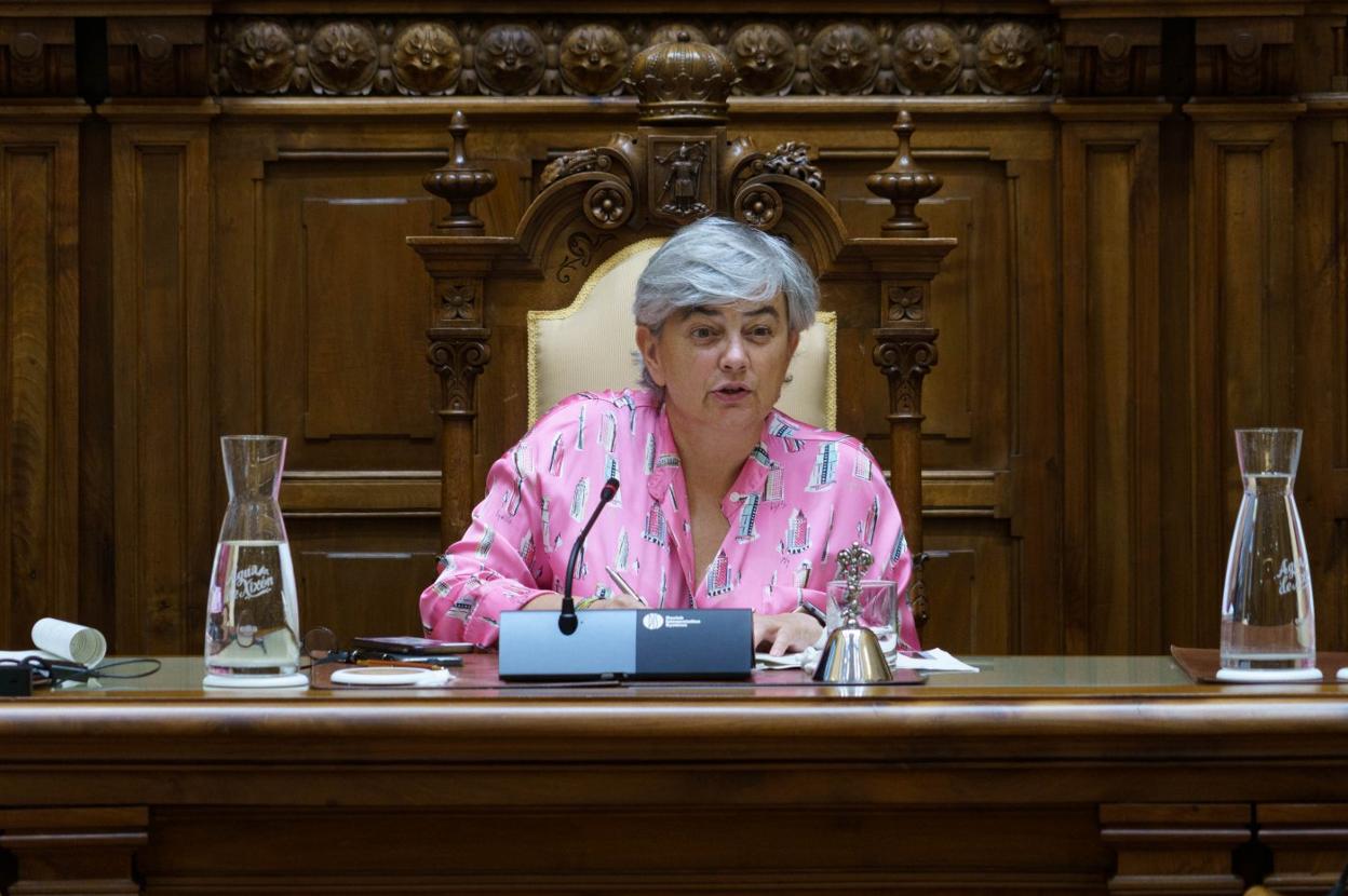 La alcaldesa de Gijón, Ana González, durante la sesión plenaria que presidió ayer. 