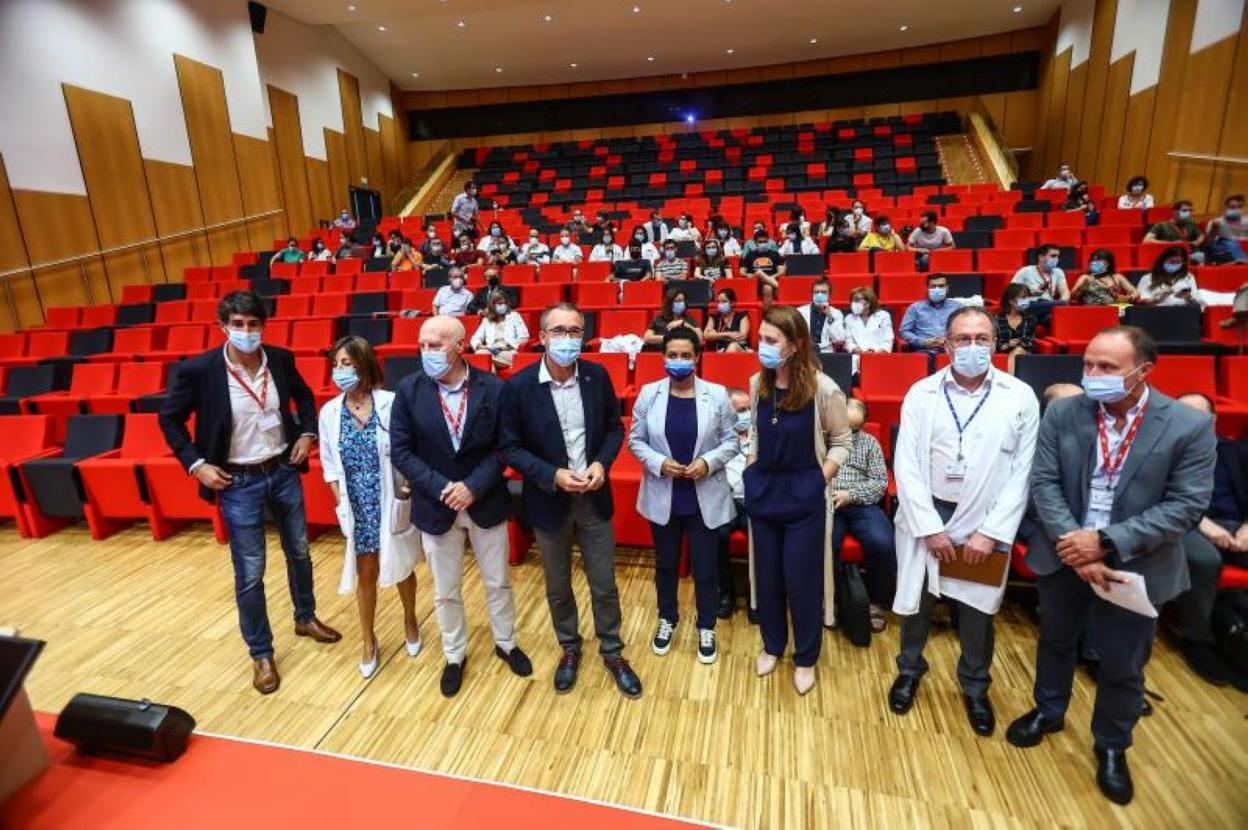 El consejero y los impulsores de la unidad de Proteómica del HUCA. 