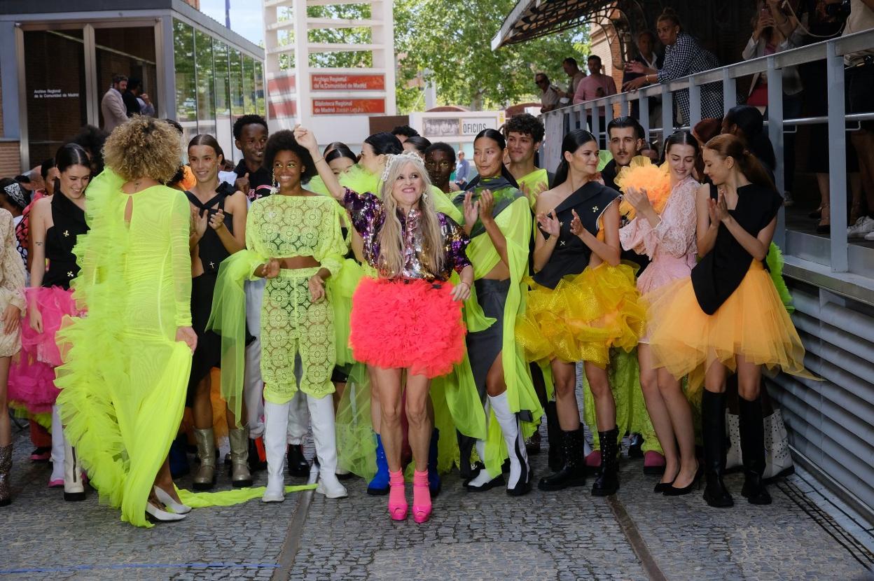María Lafuente -en el centro de la imagen-, rodeada de sus modelos. 