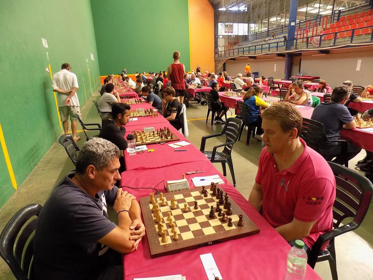 La sala del torneo, con Panelo y Kornéyev en primer término. 