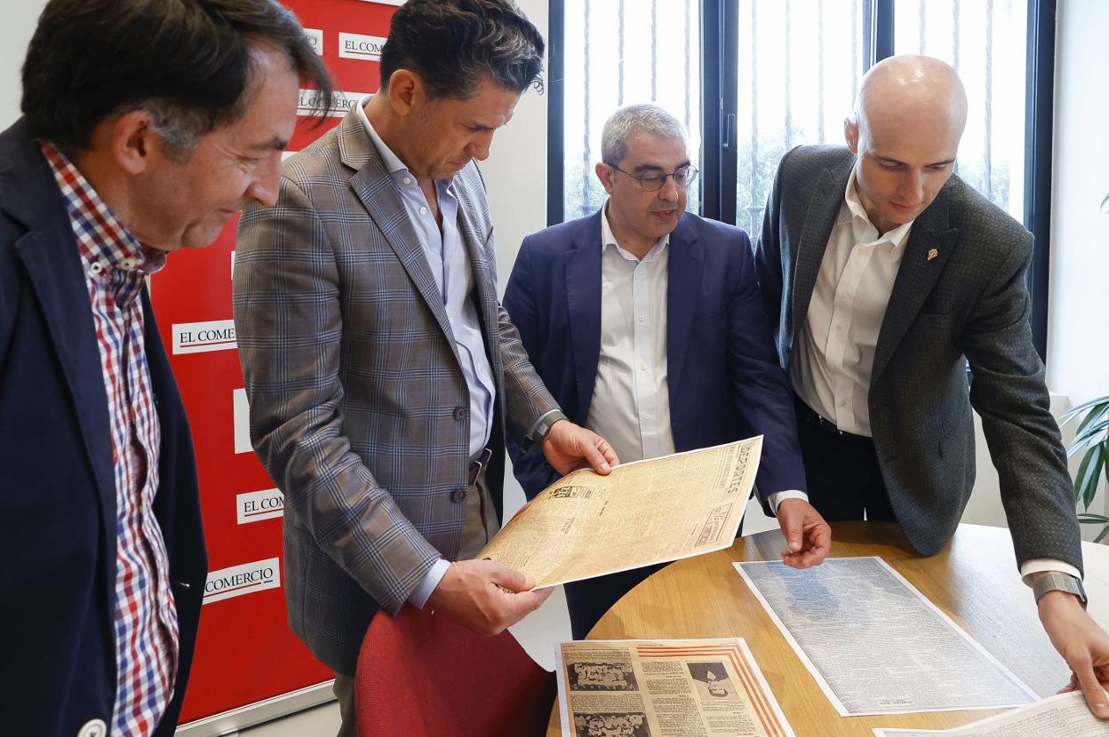 Alejandro Irarragorri lee la crónica del partido entre el Atlas y el Sporting en 1953, recogida en EL COMERCIO, en presencia de Ángel González, director adjunto del periódico, Marcelino Gutiérrez, director, y David Guerra, presidente ejecutivo del Sporting. 