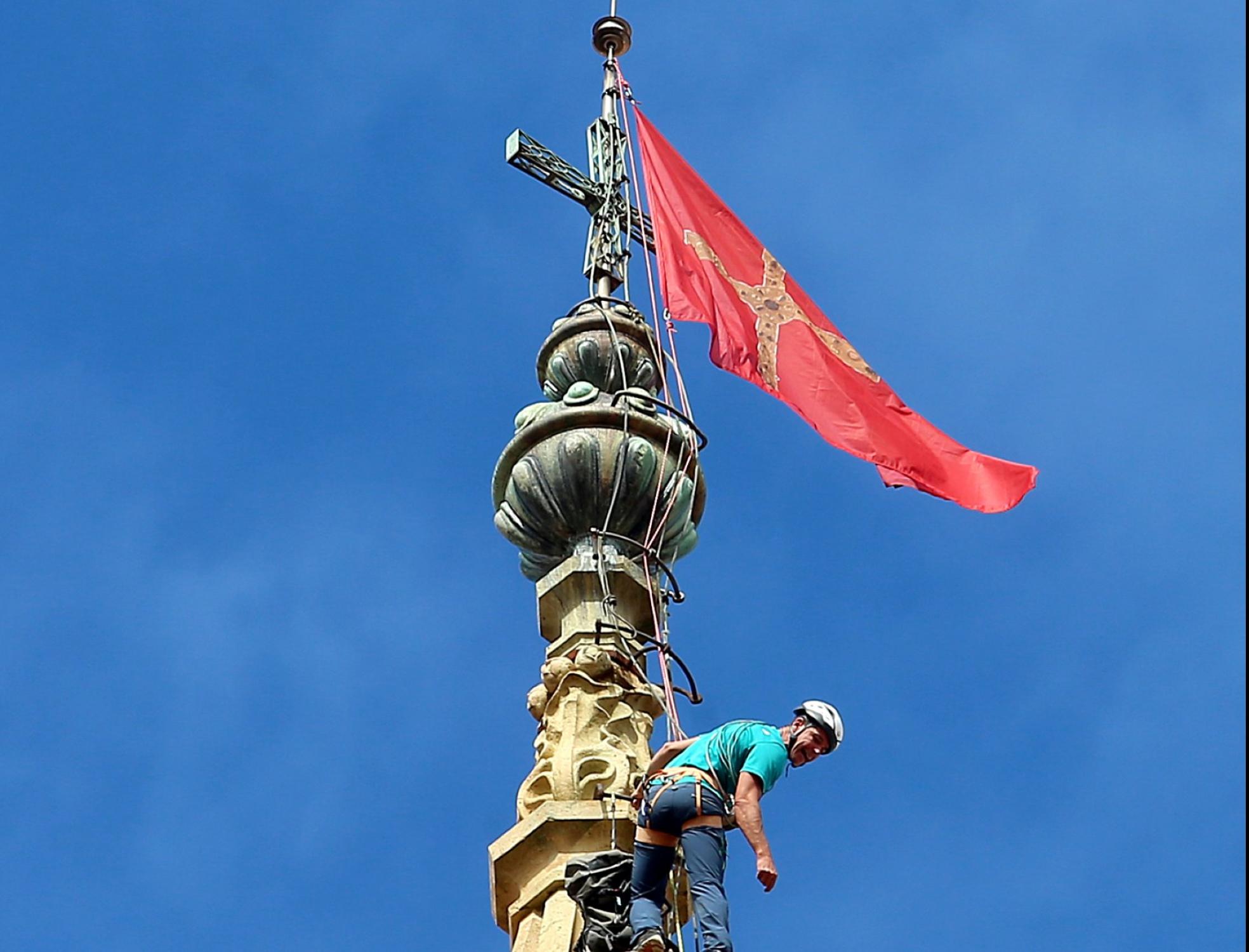 Escalada. Víctor García baja de la torre tras colocar la bandera. ALEX PIÑA