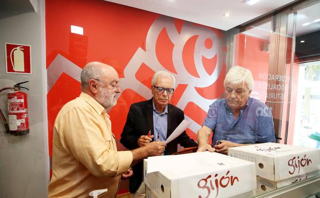 Recuento de las firmas para ir a primarias en el PSOE de Gijón.