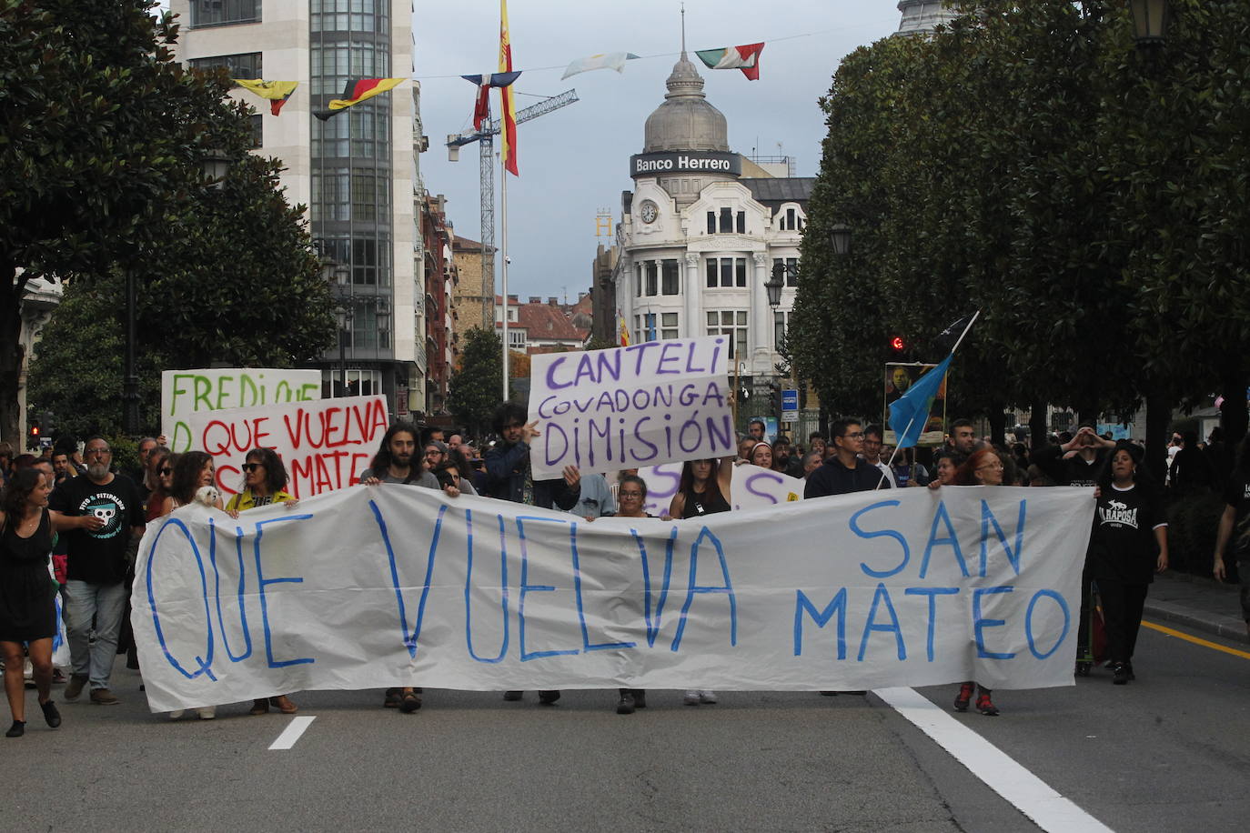 Fotos: Cientos de personas protestan contra el modelo de fiestas de San Mateo