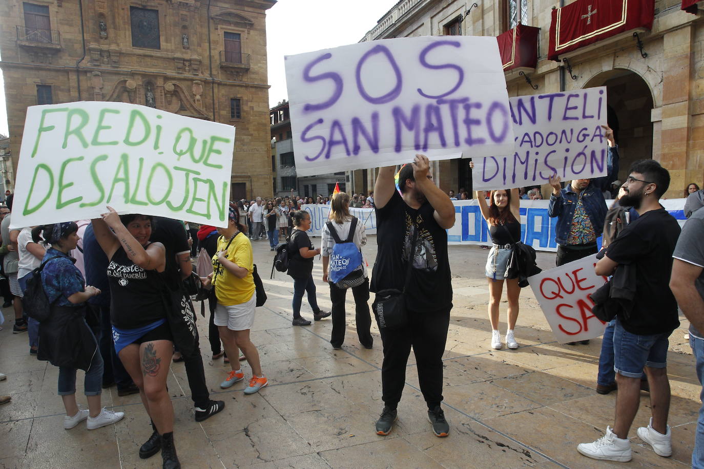 Fotos: Cientos de personas protestan contra el modelo de fiestas de San Mateo