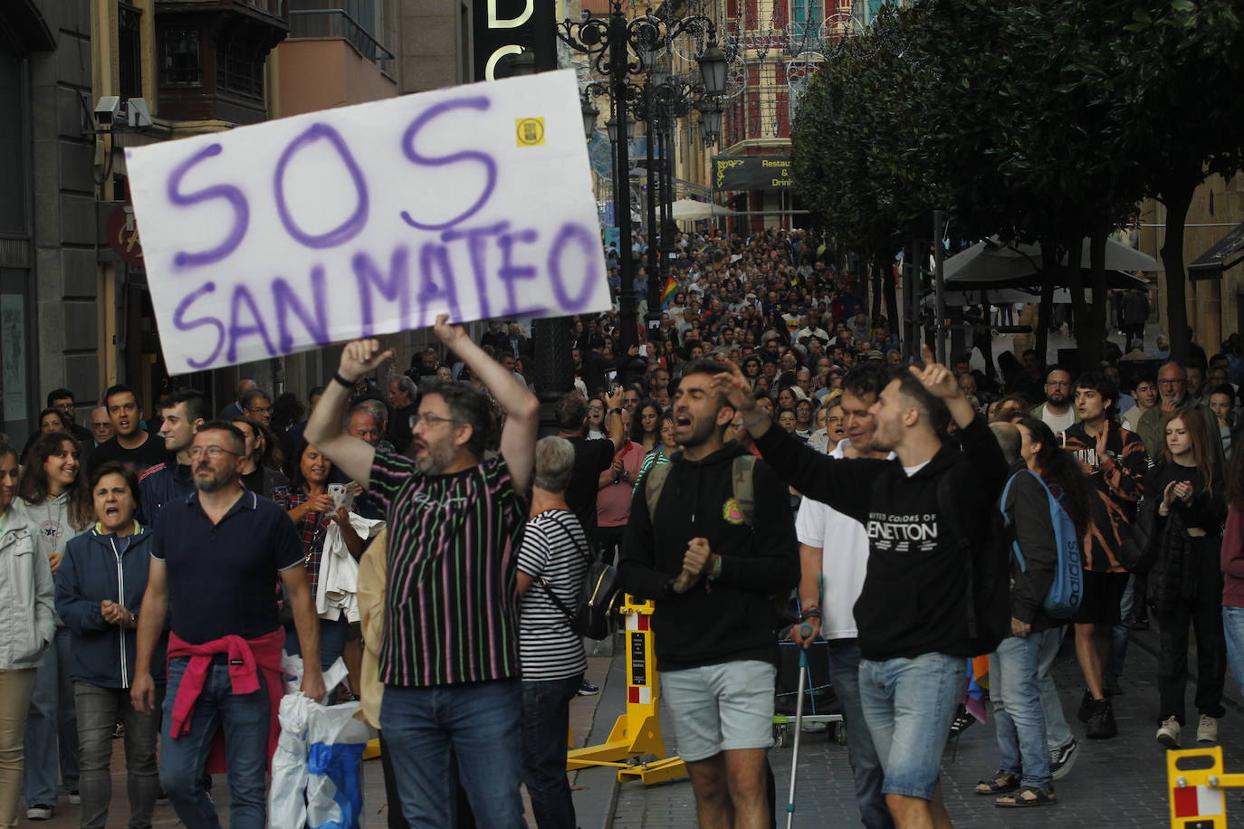 Fotos: Cientos de personas protestan contra el modelo de fiestas de San Mateo