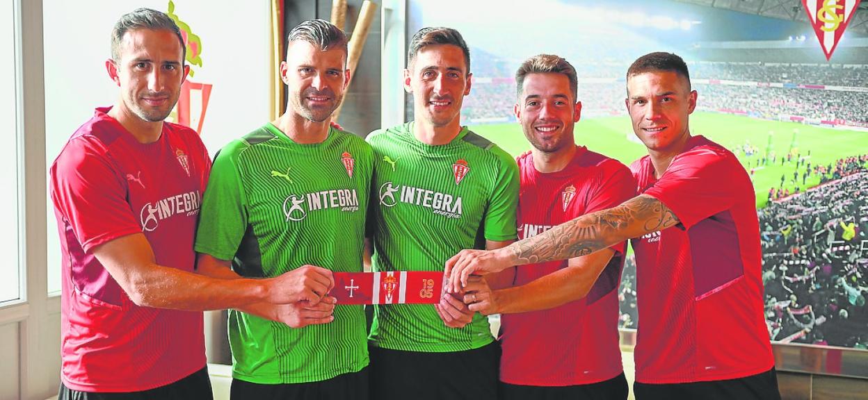 Izquierdoz, Cuéllar, Mariño, Jony y Djuka, con el brazalete de esta temporada, ayer, en Mareo. 