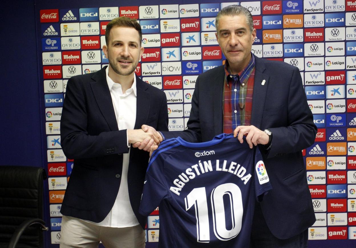 Agustín Lleida, ayer, en la sala de prensa del Carlos Tartiere, junto al presidente azul Martín Peláez. 