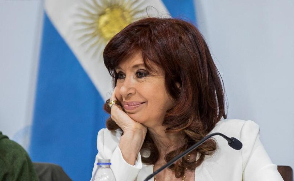 La vicepresidenta Fernández de Kirchner reaparece en una reunión del Senado junto a un grupo de curas. 