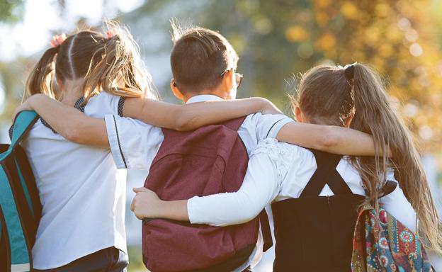 ¿Cuál es el peso máximo que deben llevar los niños en la mochila para no dañar la espalda?