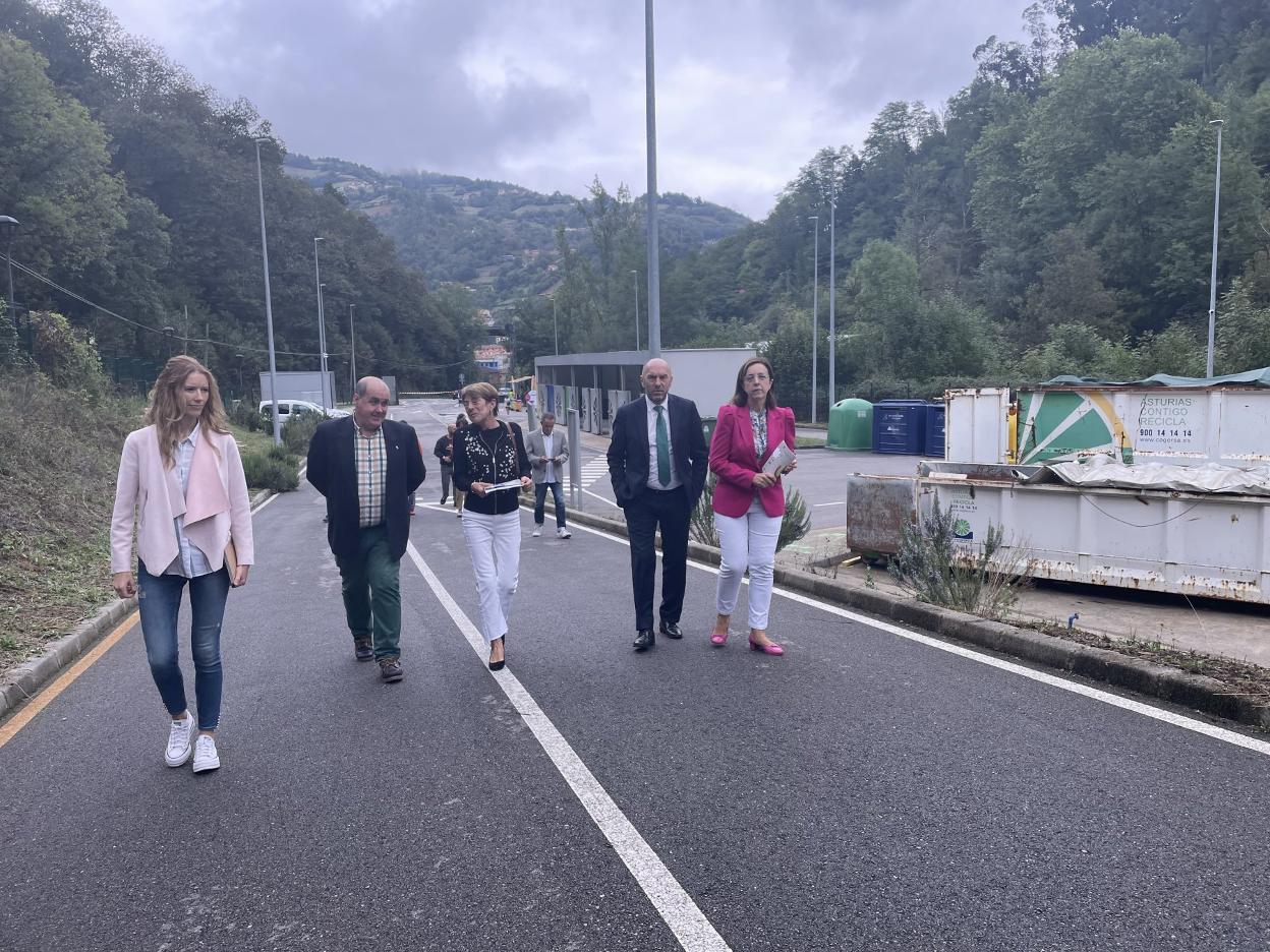 Juan Cofiño, segundo por la derecha, en San Martín del Rey Aurelio. 