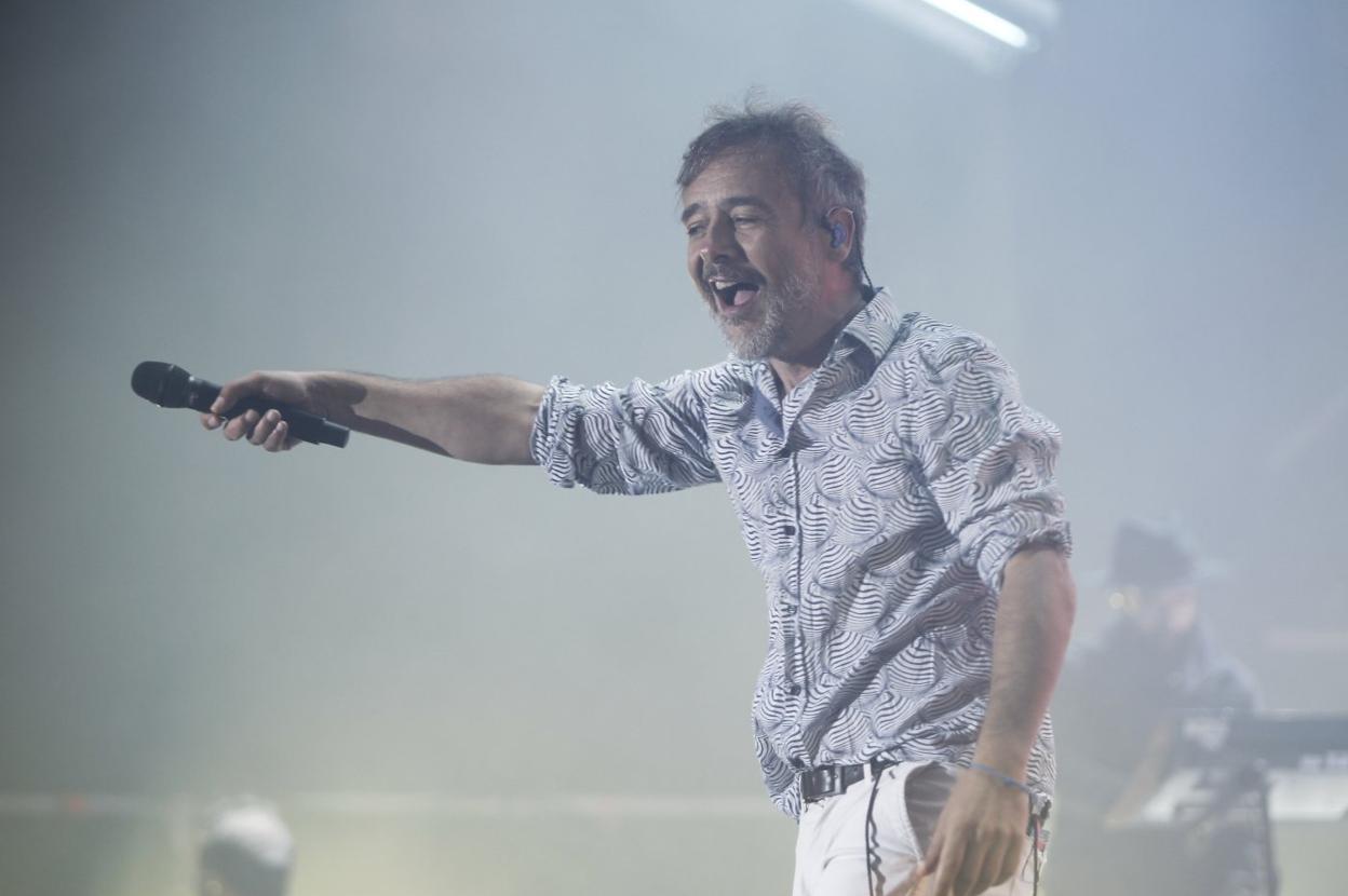 Santi Balmes, cantante de Love of Lesbian, sobre el escenario. 