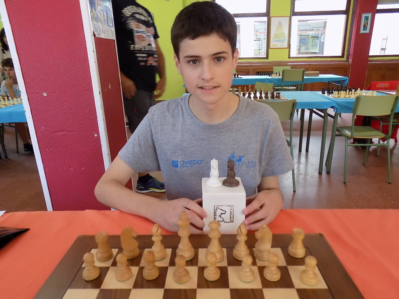 Diego Vergara, con el trofeo de campeón. QUIQUE64