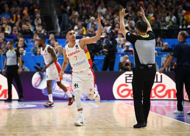 Jaime Fernández celebra un triple anotado.