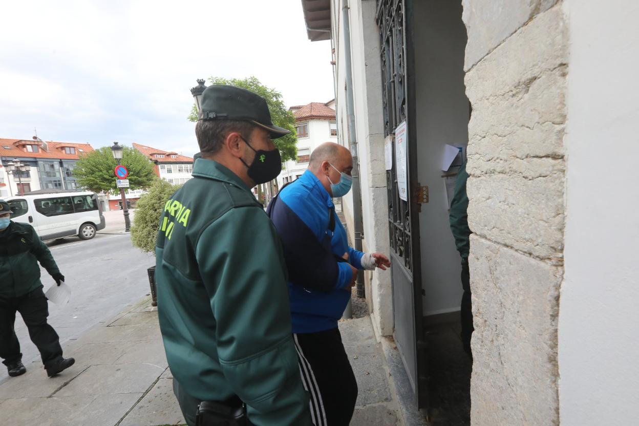 El presunto autor entrando a declarar en el juzgado de Pravia. 