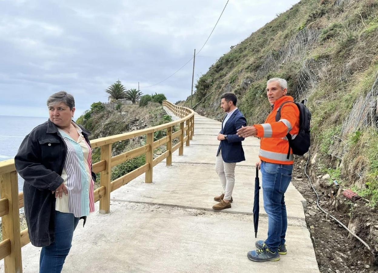 El alcalde de Cudillero, Carlos Valle, junto a parte de su equipo de gobierno visitando las obras del Faro. 