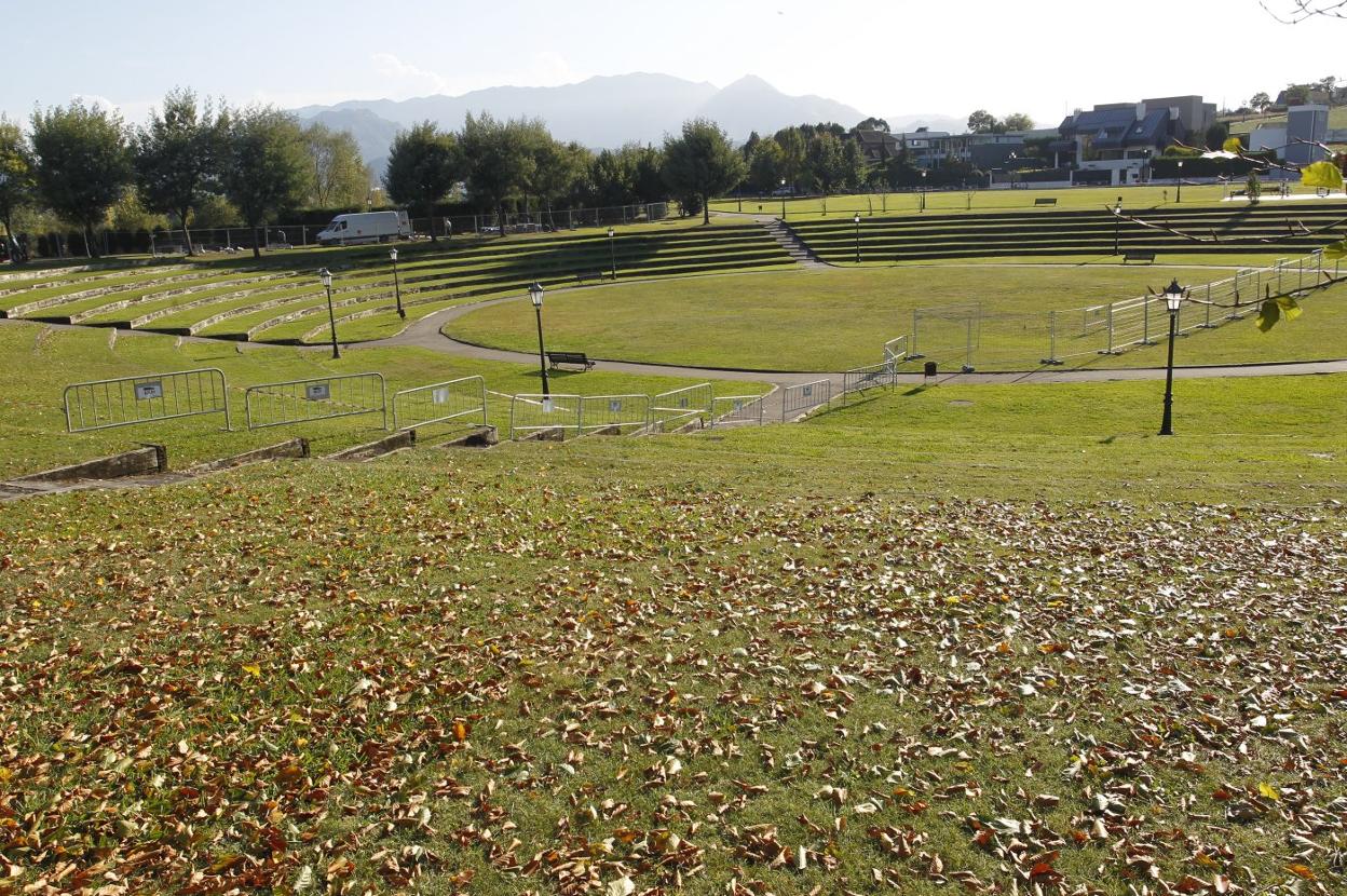 Los preparativos de la noche de fuegos en el parque Tuero Bertrand de Montecerrao. 