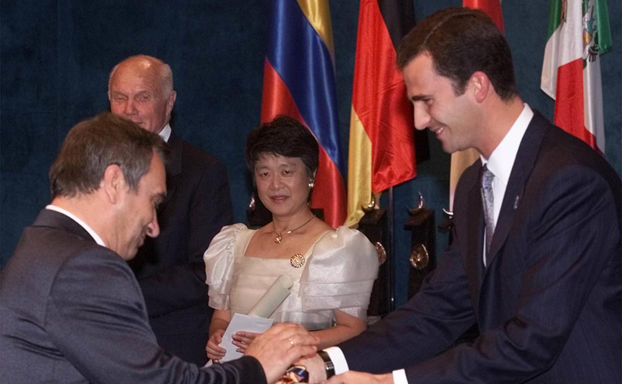 El entonces príncipe Felipe, en la entrega al astronauta ruso Valeri Poliakov del Premio Príncipe de Asturias a la Cooperación Internacional.