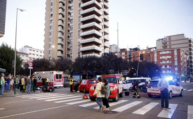 Imagen principal - Herido un motorista de 74 años tras colisionar contra un coche en Gijón