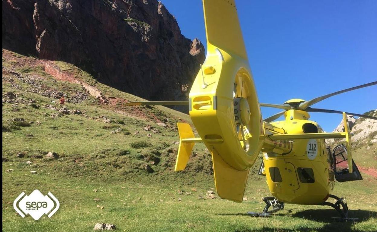 Helicóptero médico del 112 rescatando a la senderista herida