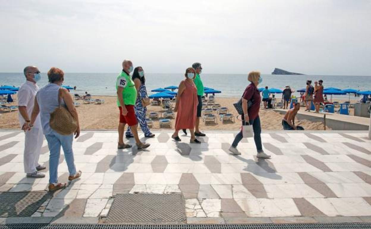 Un grupo de mayores disfruta de unas vacaciones en la playa