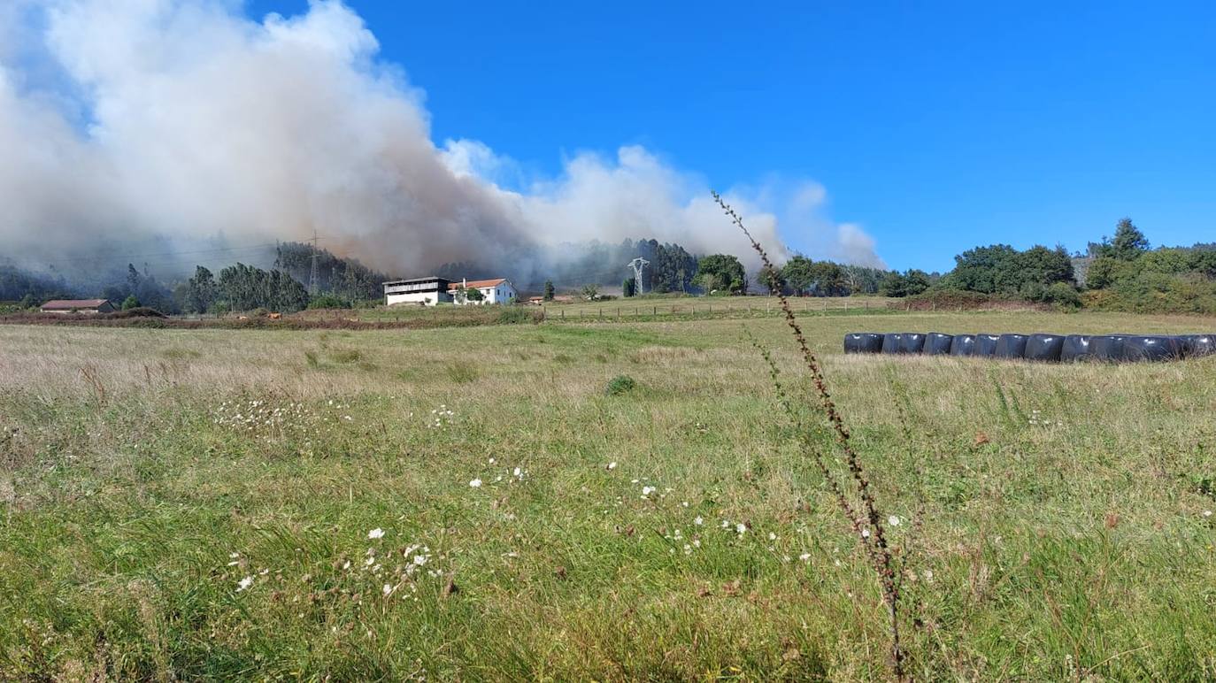 Fotos: Nuevo incendio en el Monte Areo próximo a varias viviendas