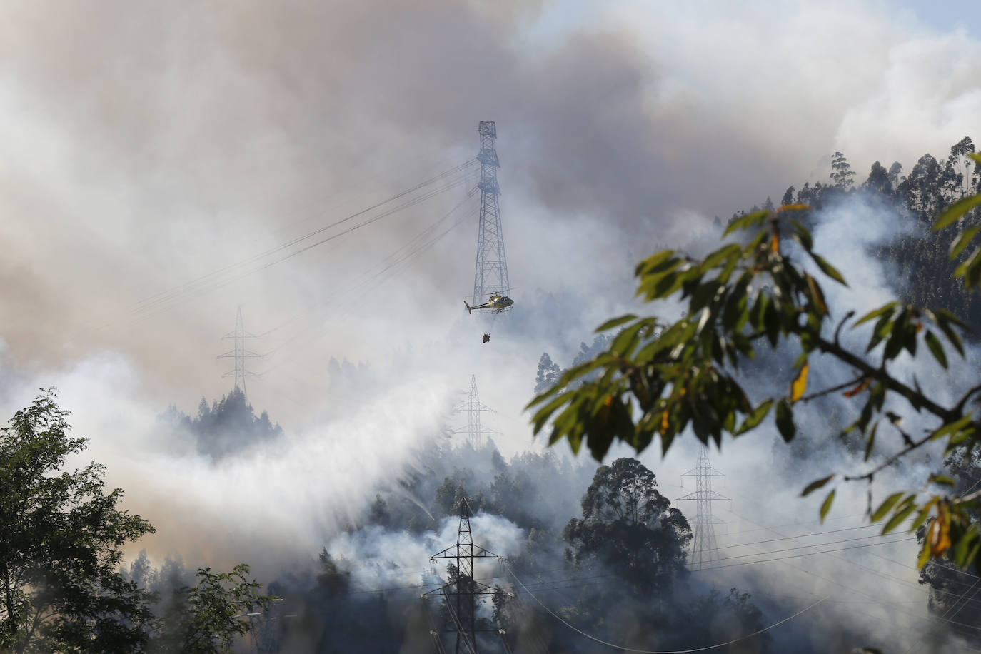 Fotos: Nuevo incendio en el Monte Areo próximo a varias viviendas