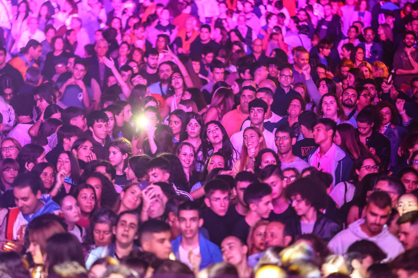 Fotos: Una última noche de conciertos para todos los estilos en Oviedo