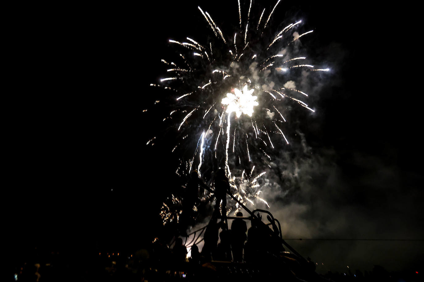 Fotos: Fuegos para una multitud en San Mateo