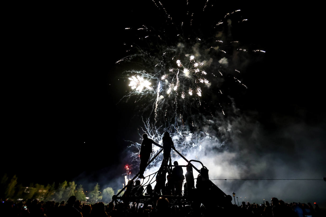 Fotos: Fuegos para una multitud en San Mateo