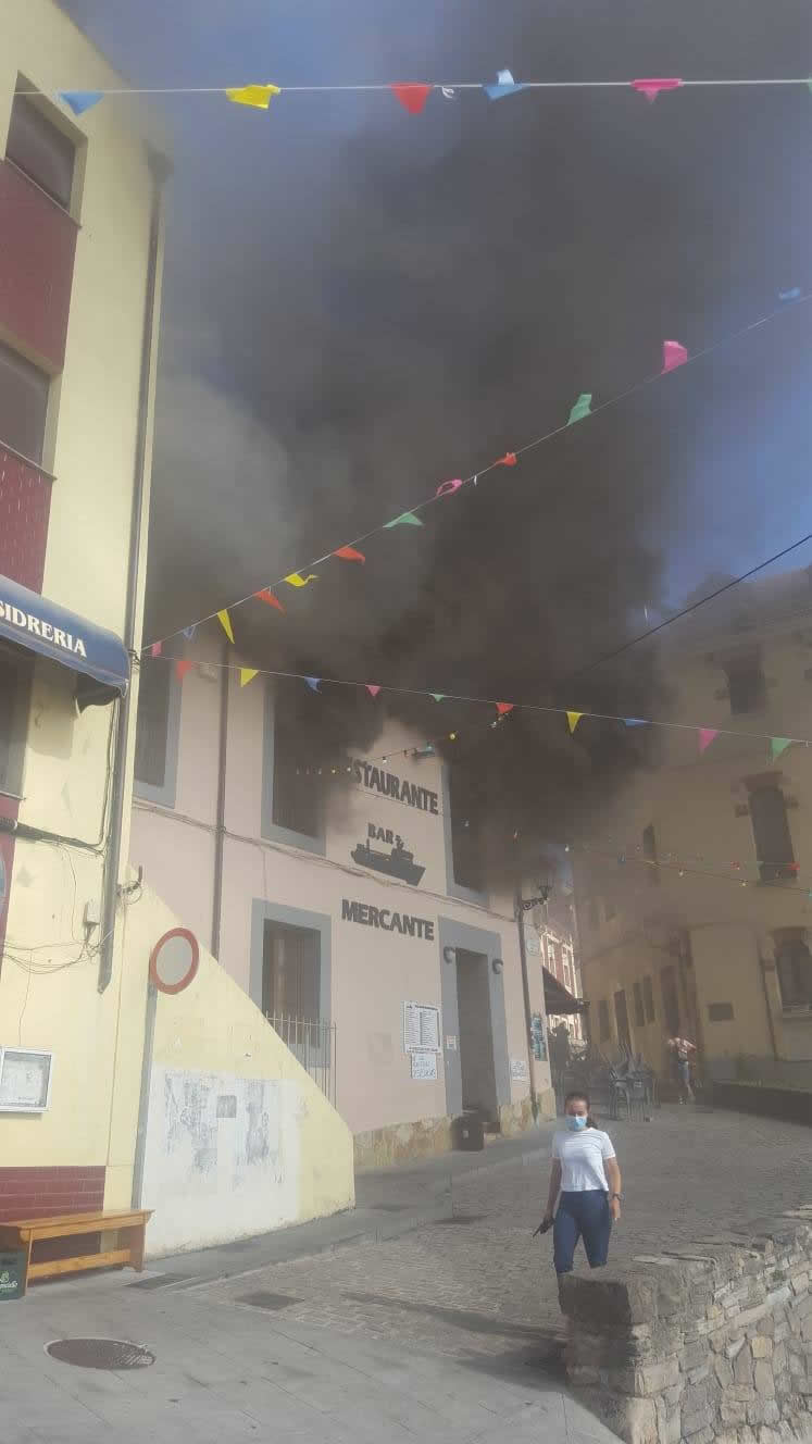 Fotos: Espectacular incendio en Cimadevilla