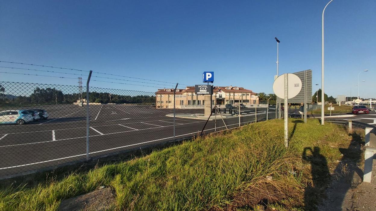 El Hotel Arias Aeropuerto ya tiene habilitado su parking exterior en donde caben más de cuatrocientos vehículos. 