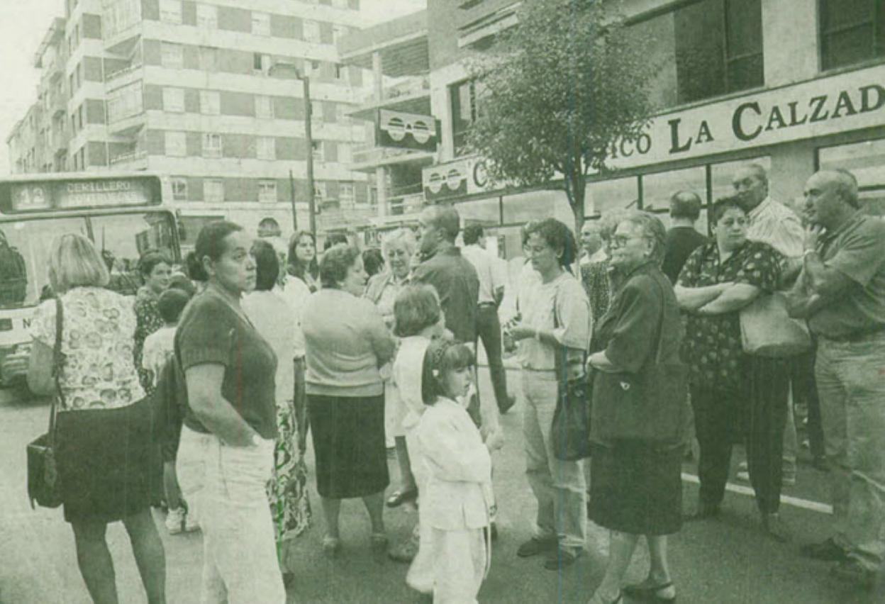 Concentración de protesta de los vecinos de La Calzada.