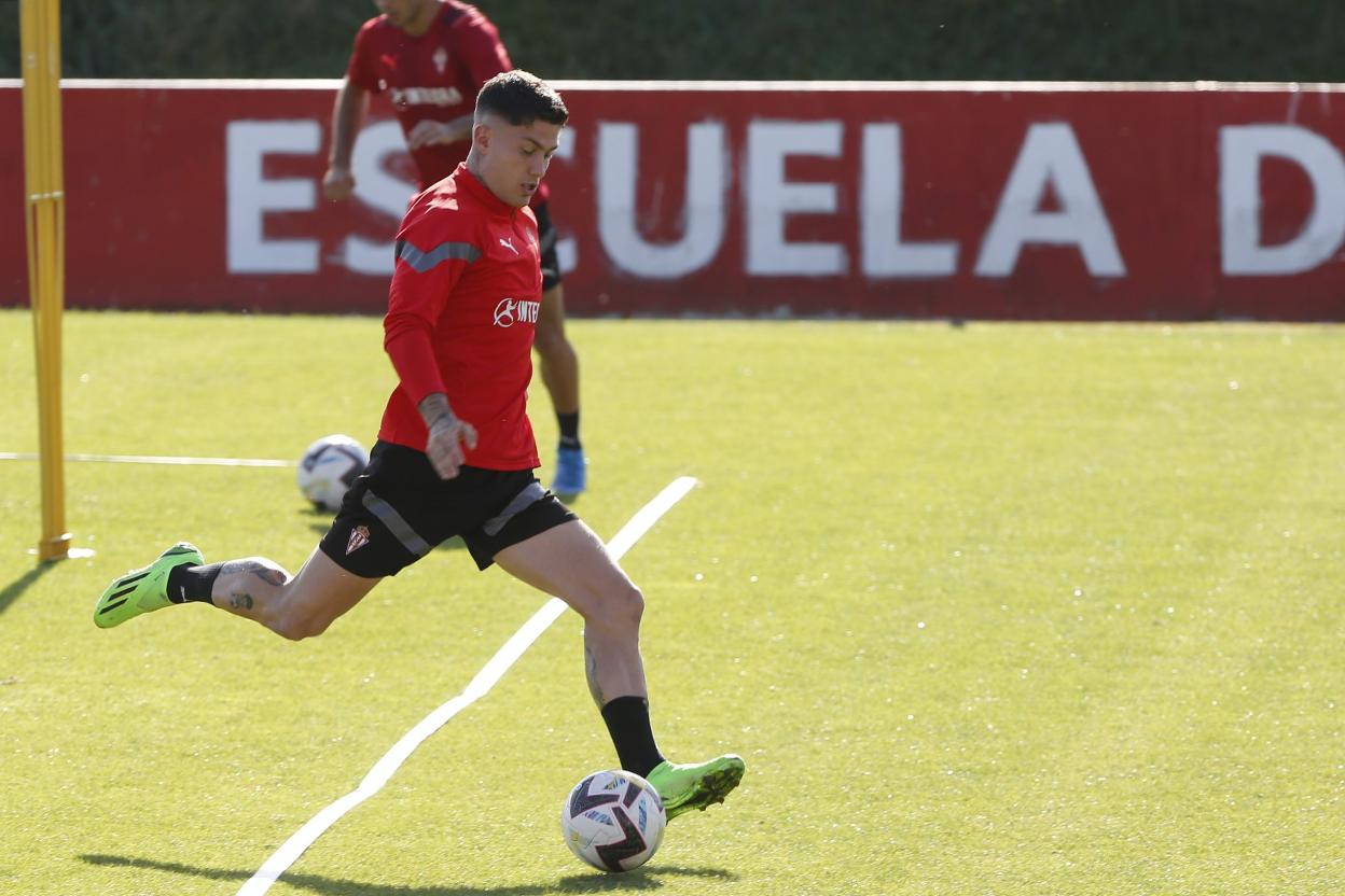 Cristo González, durante el entrenamiento de ayer, en Mareo. 