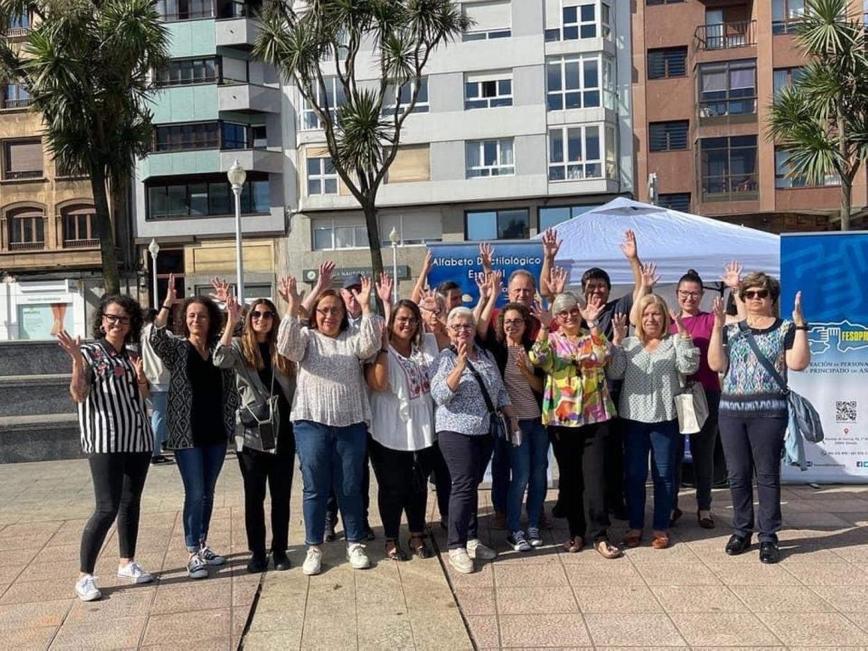 La alcaldesa y Natalia González en el Náutico con FESOPRAS. 