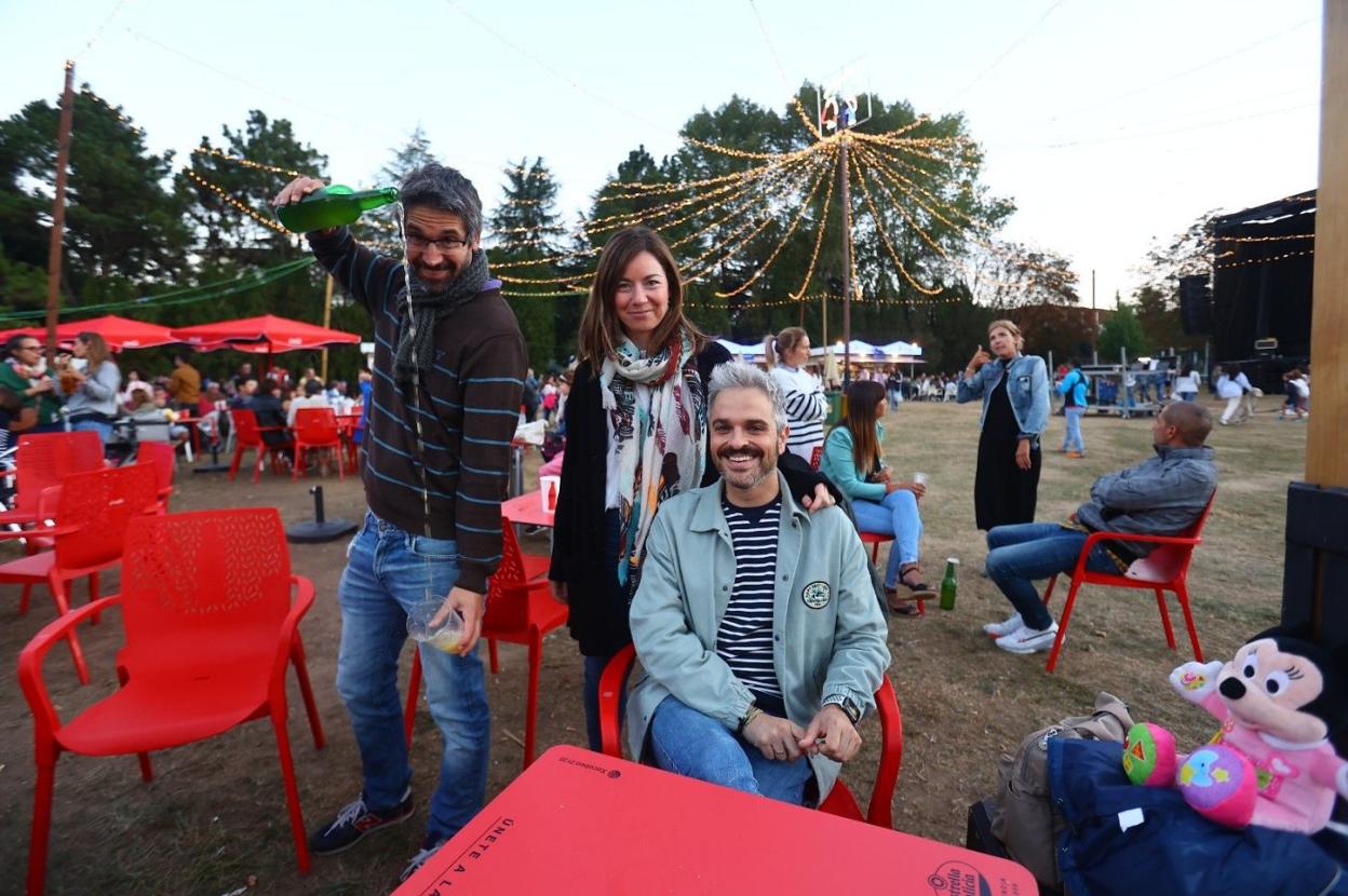 Leo Moreno, María Álvarez y Fernando López, en una mesa. 