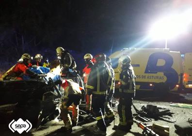 Imagen secundaria 1 - Intervención de los bomberos en el accidente.