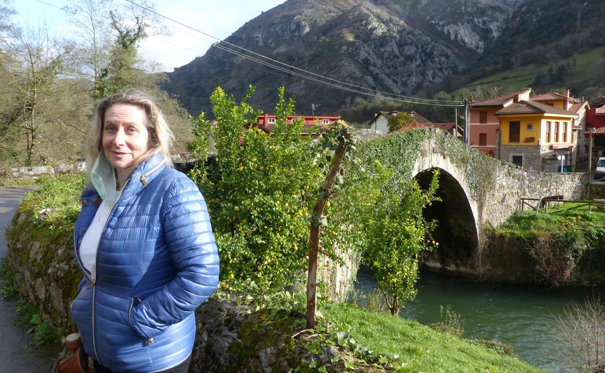 La alcaldesa de Santo Adriano, Elvira Menéndez.