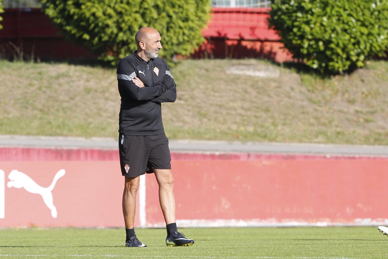 Abelardo, durante el entrenamiento de ayer, en Mareo.